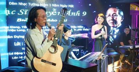 Con trai nhac si Nguyen Anh 9 bieu dien voi cay dan guitar quy hinh anh