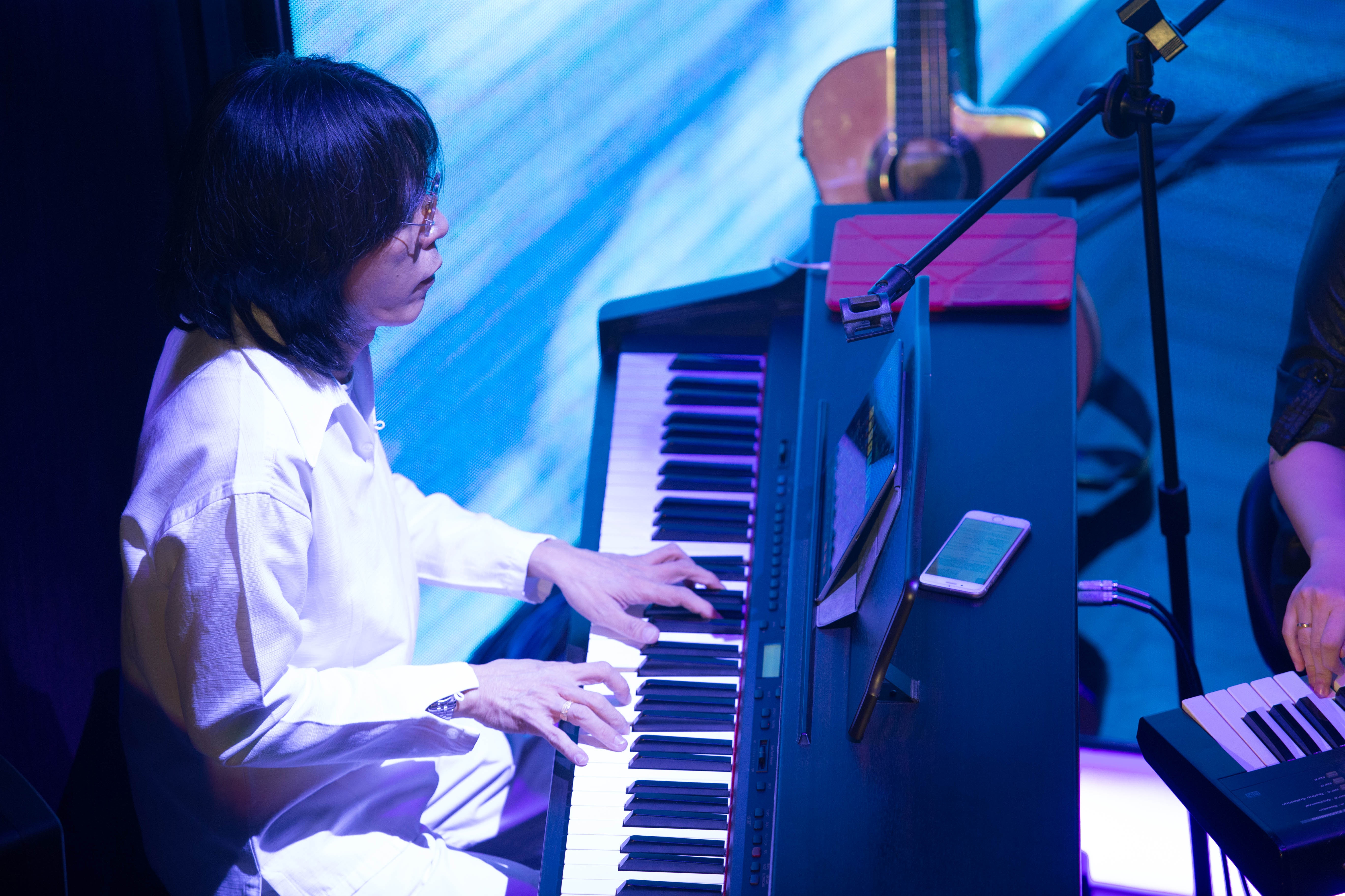 Nguyễn Quang diễn với cây đàn guitar 6000 USD ảnh 1 Nguyen Quang dien voi cay dan guitar 6000 USD anh 1
