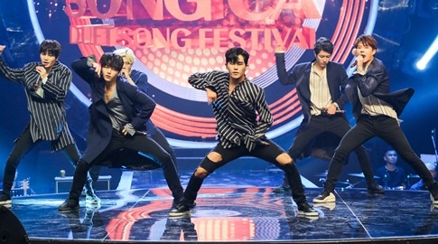 Fan xep hang dai cho xem nhom nhac Infinite bieu dien hinh anh