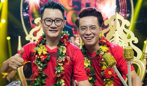 Hoang Bach va hoc tro tro thanh quan quan Nhac hoi song ca hinh anh
