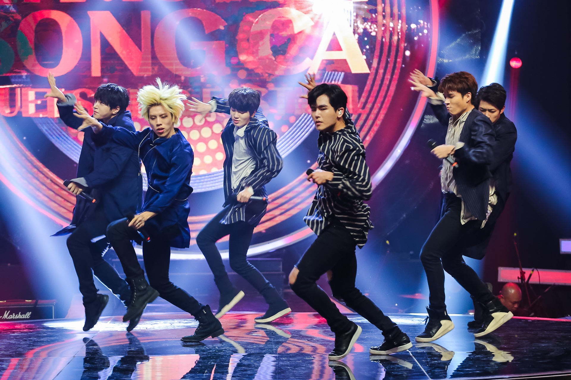 nhom Han Quoc hat trong Nhac hoi song ca anh 4