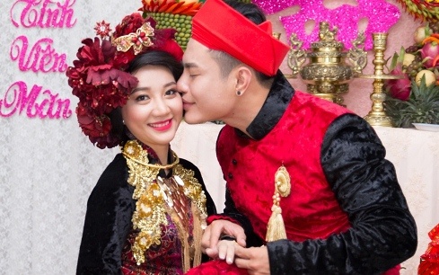 Dien vien hai Le Duong Bao Lam hon vo 9X trong le ruoc dau hinh anh