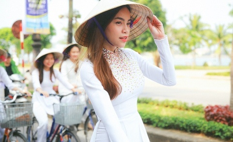 Ho Ngoc Ha dap xe cung 50 nu sinh giua trua nang o Quang Binh hinh anh