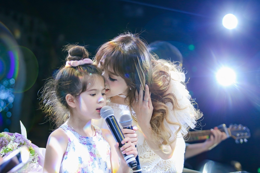 Tran Thanh tang hoa Hari Won o buoi hop fan anh 3