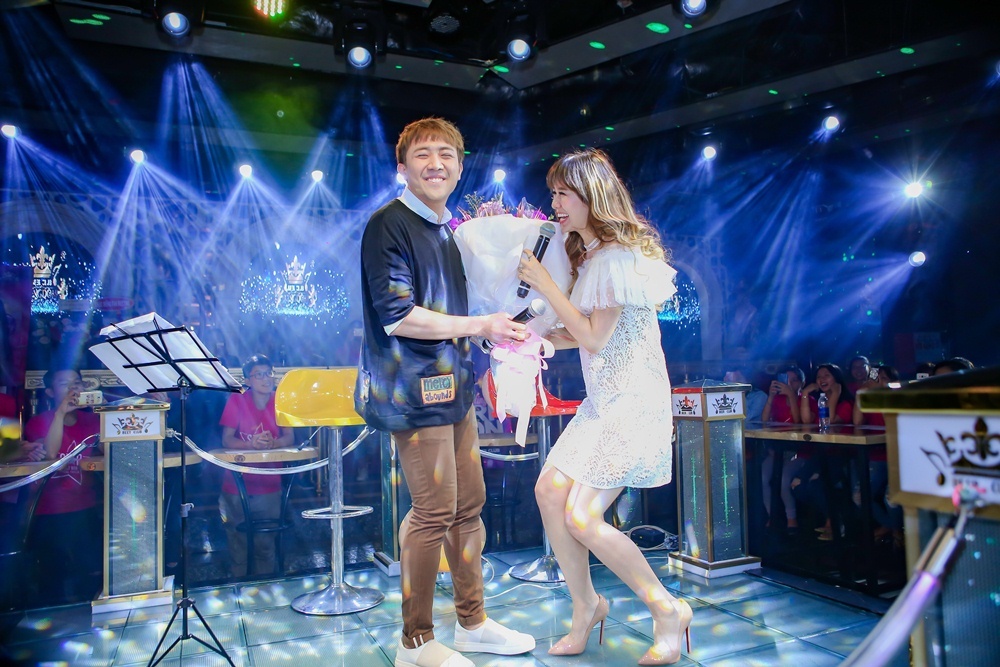 Tran Thanh tang hoa Hari Won o buoi hop fan anh 4