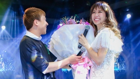 Tran Thanh mang hoa den tang Hari Won o buoi hop fan hinh anh