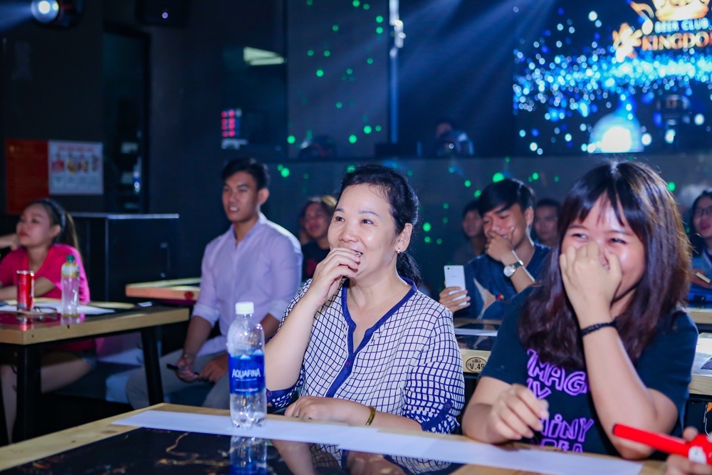 Tran Thanh tang hoa Hari Won o buoi hop fan anh 7