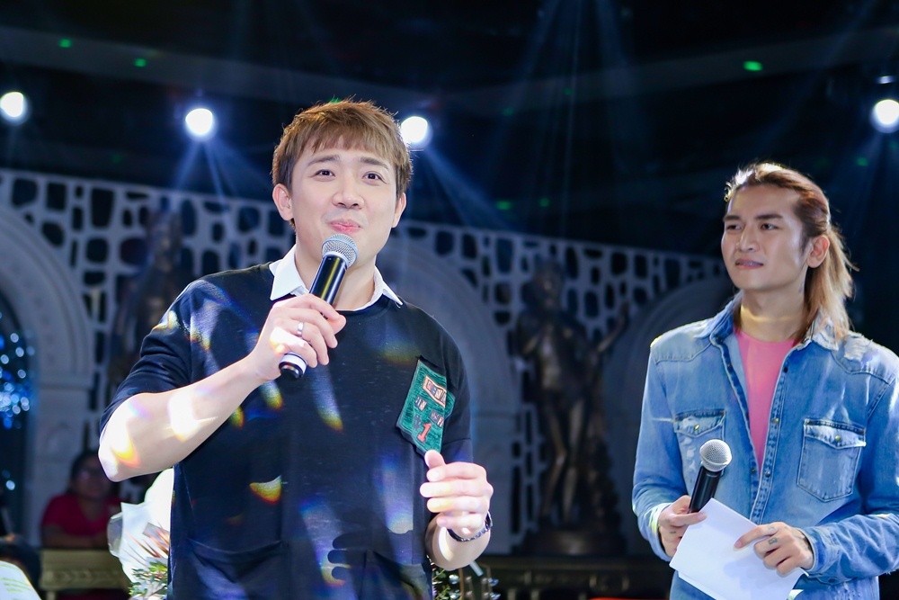 Tran Thanh tang hoa Hari Won o buoi hop fan anh 8