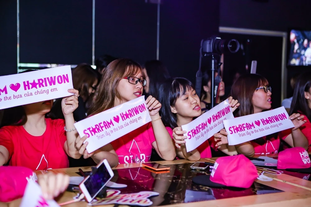 Tran Thanh tang hoa Hari Won o buoi hop fan anh 10