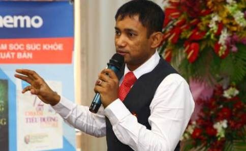 Tien si nguoi An Do huong dan phuong phap chien dau voi benh tat hinh anh