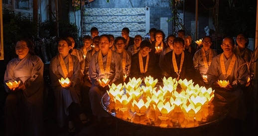 Clip vo nghe si Thanh Sang nghen ngao noi loi vinh biet chong hinh anh