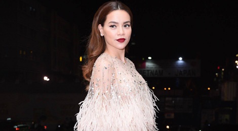 Ha Ho, Hoang Thuy Linh quyen ru tren tham do le trao giai Cong hien hinh anh