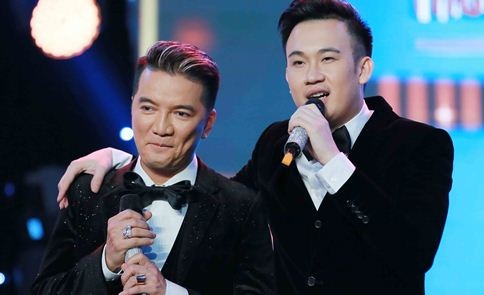 Clip Duong Trieu Vu tang nhan cho Dam Vinh Hung tren san khau hinh anh