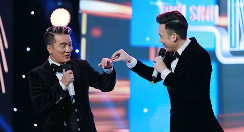 Duong Trieu Vu tang Dam Vinh Hung nhan 'cau hon' tren san khau hinh anh