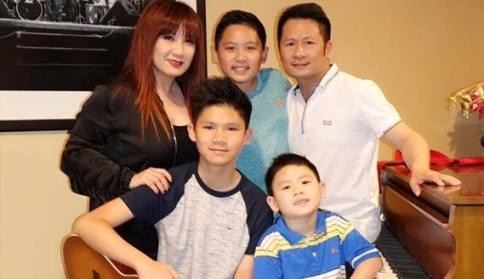 Bang Kieu cung vo cu va 3 con hoi ngo trong tiec sinh nhat me hinh anh