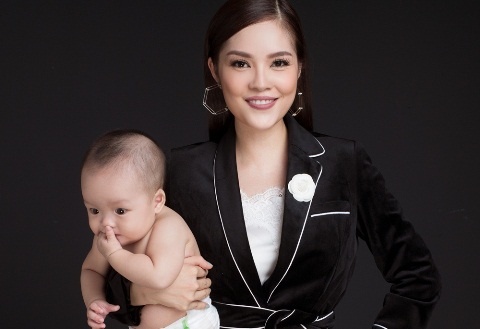 Duong Cam Lynh chup anh cung con trai 6 thang tuoi hinh anh