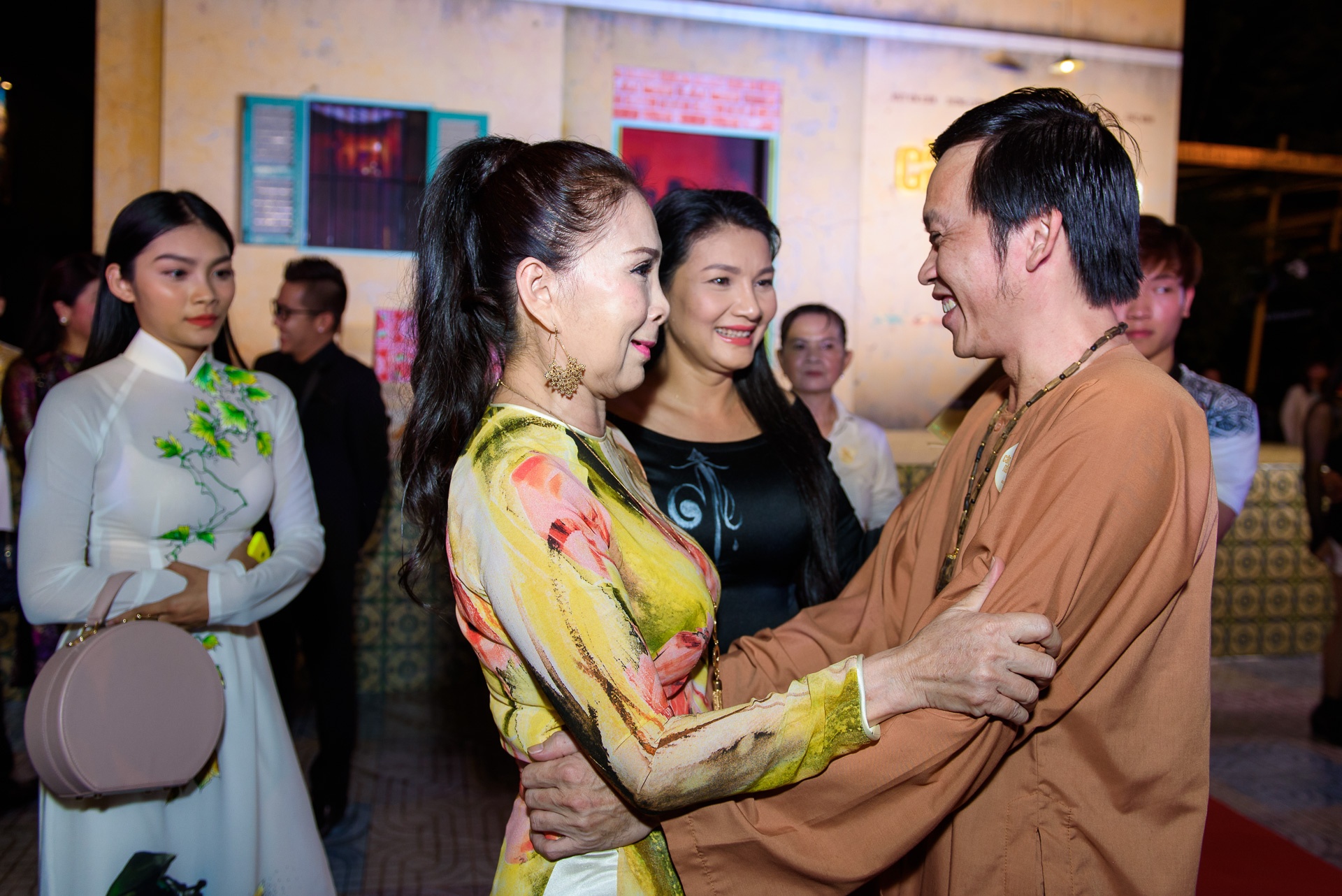 Hoai Linh du ra mat Co can nha nam nghe nang mua anh 3