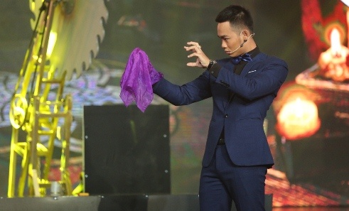 Cac quan quan Cuoi xuyen Viet lam ao thuat tren san khau hinh anh