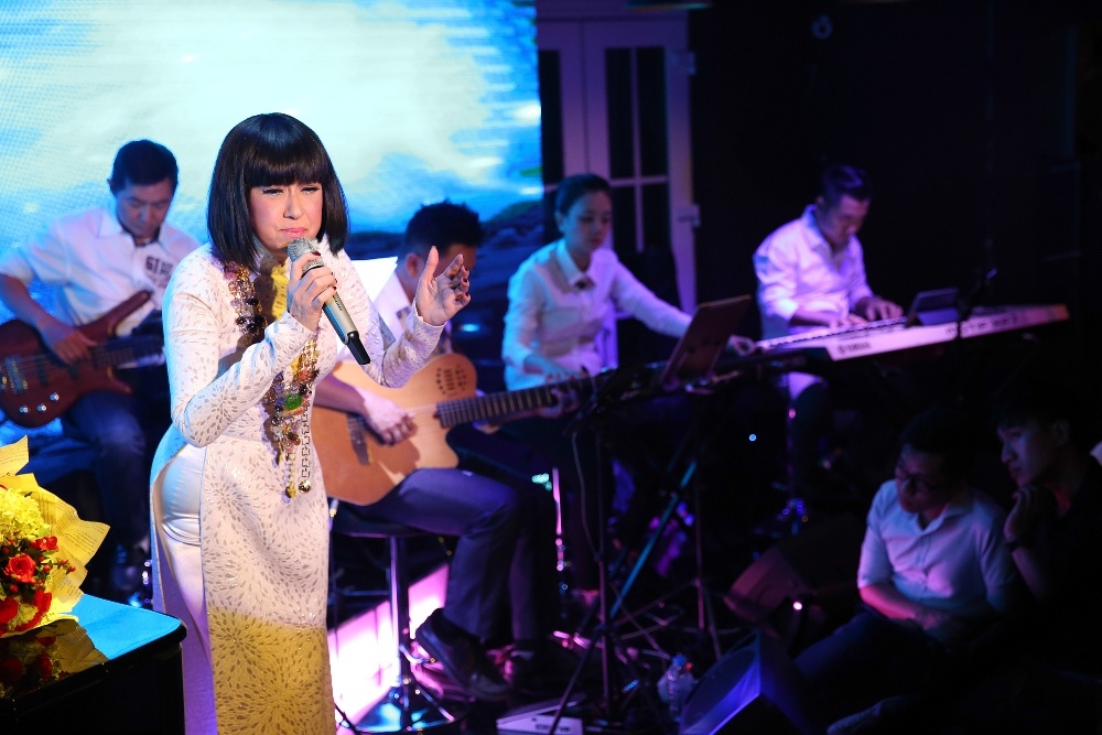 Y Lan khoc vi suc khoe me yeu anh 2