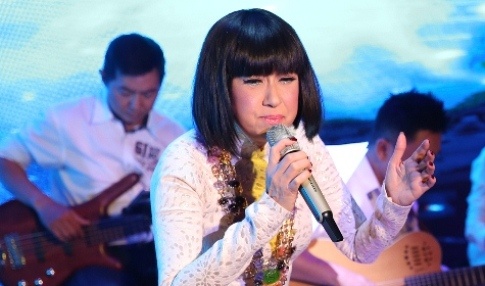 Y Lan bat khoc khi suc khoe cua danh ca Thai Thanh dang rat yeu hinh anh