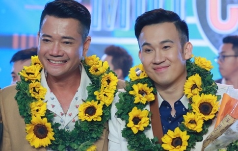 Van dong vien cau long gianh giai quan quan Troi sinh mot cap hinh anh