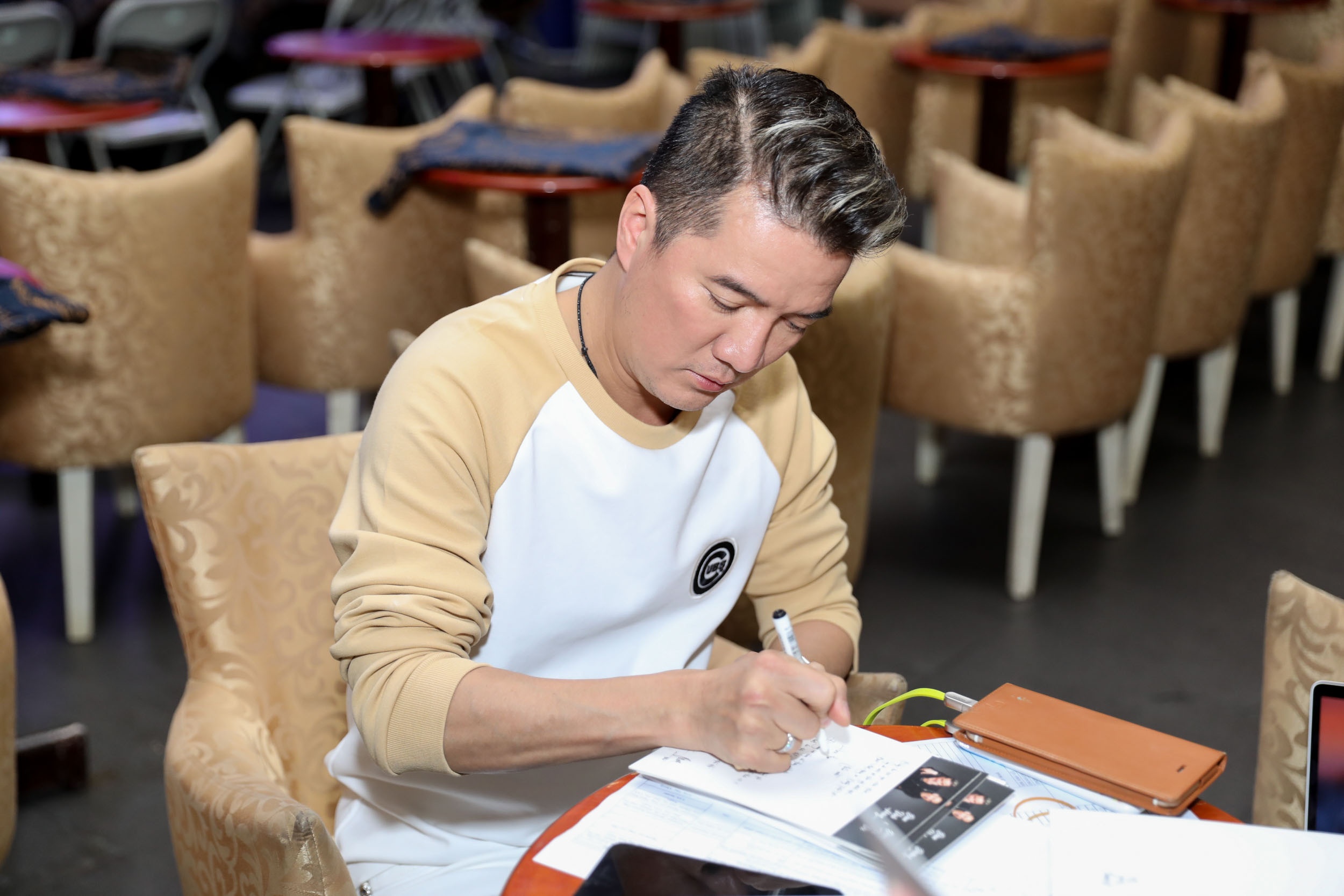 Dam Vinh Hung chuan bi cho dem tiec anh 7