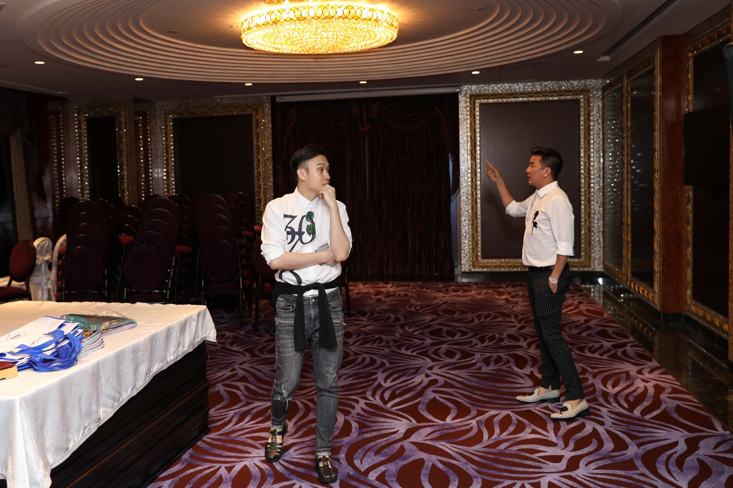 Dam Vinh Hung chuan bi cho dem tiec anh 6