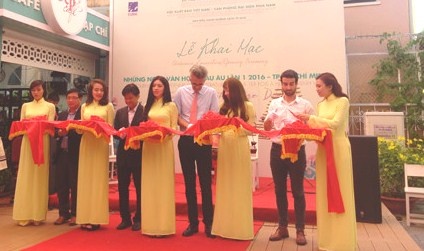 Day ap mau sac van hoc chau Au o duong sach TP.HCM hinh anh