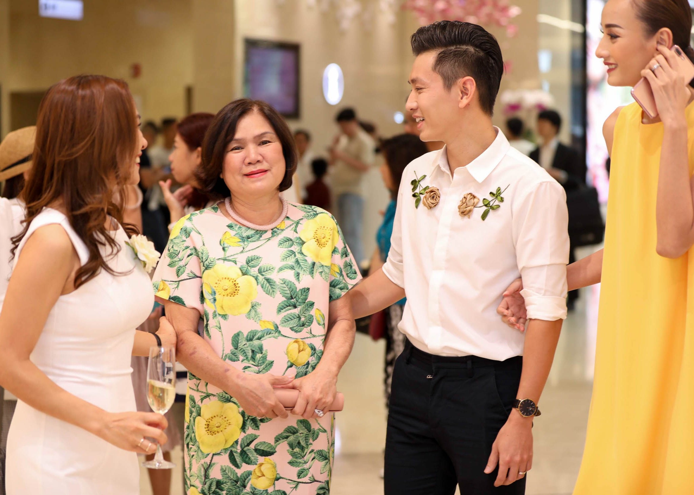 Le Thuy va Do An dua me di su kien anh 2