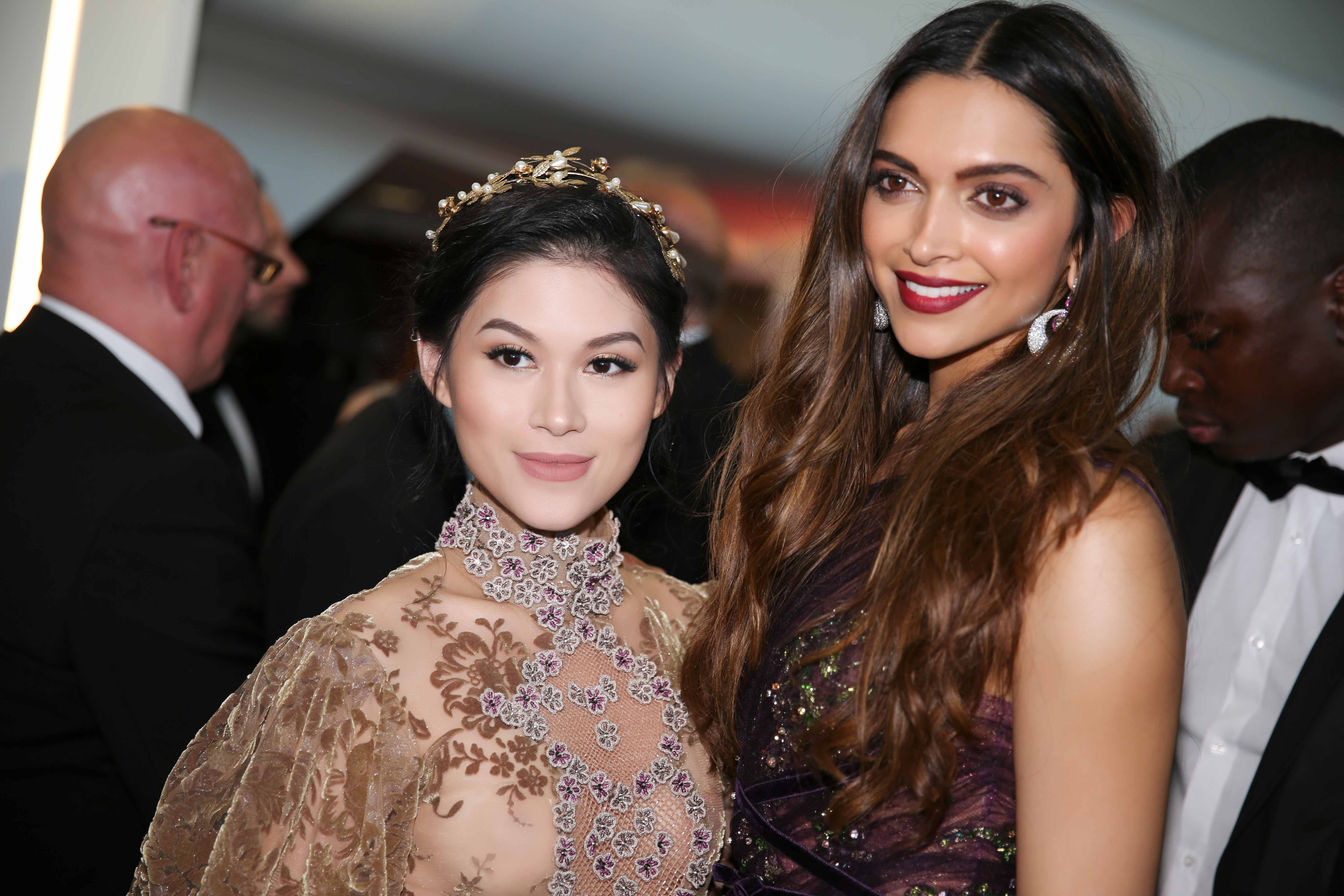 Hong Anh, Ngoc Thanh Tam tuoi tan tren tham do LHP Cannes 2017 hinh anh