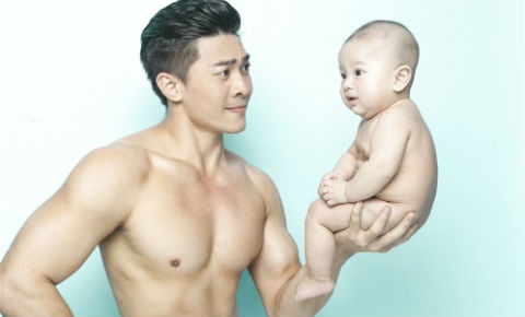 Hoang tu xiec Quoc Co nang bong con trai 5 thang tuoi bang mot tay hinh anh