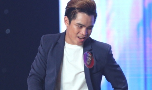 Thanh vien nhom hai X-Pro dien sung den rach quan o Cuoi xuyen Viet hinh anh