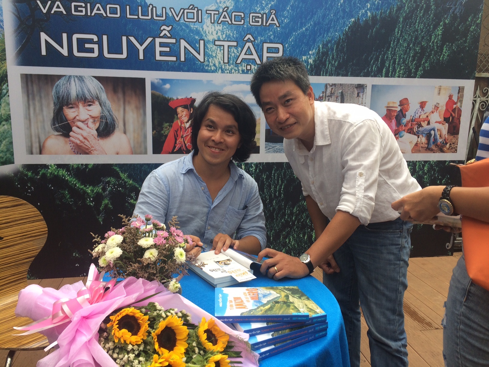 Sach Tu rung tham Amazon den que huong Bolero. anh 1