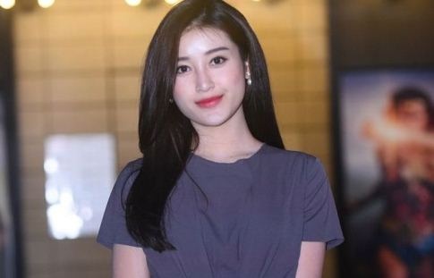 A hau Huyen My mot minh di xem phim sau on ao 'tan tinh' thieu gia hinh anh