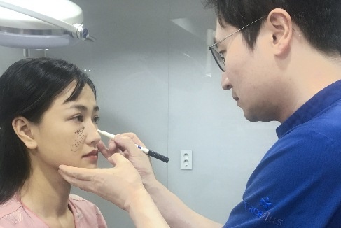 Maya: ‘Toi bay gio moi phau thuat tham my la qua muon’ hinh anh