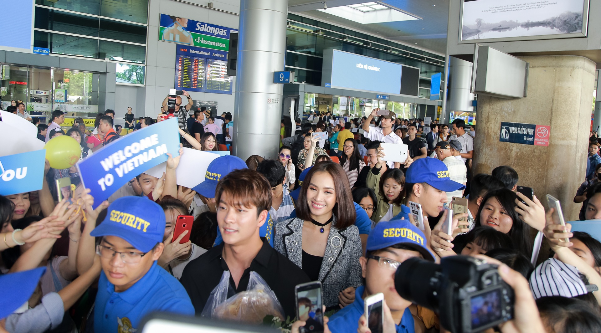 Ái Phương đón hai tài tử Hàn Quốc ở sân bay ảnh 6 Ai Phuong don hai tai tu Han Quoc o san bay anh 6