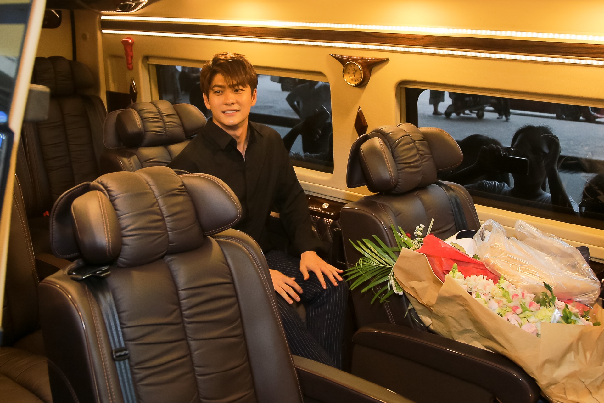 Ái Phương đón hai tài tử Hàn Quốc ở sân bay ảnh 9 Ai Phuong don hai tai tu Han Quoc o san bay anh 9