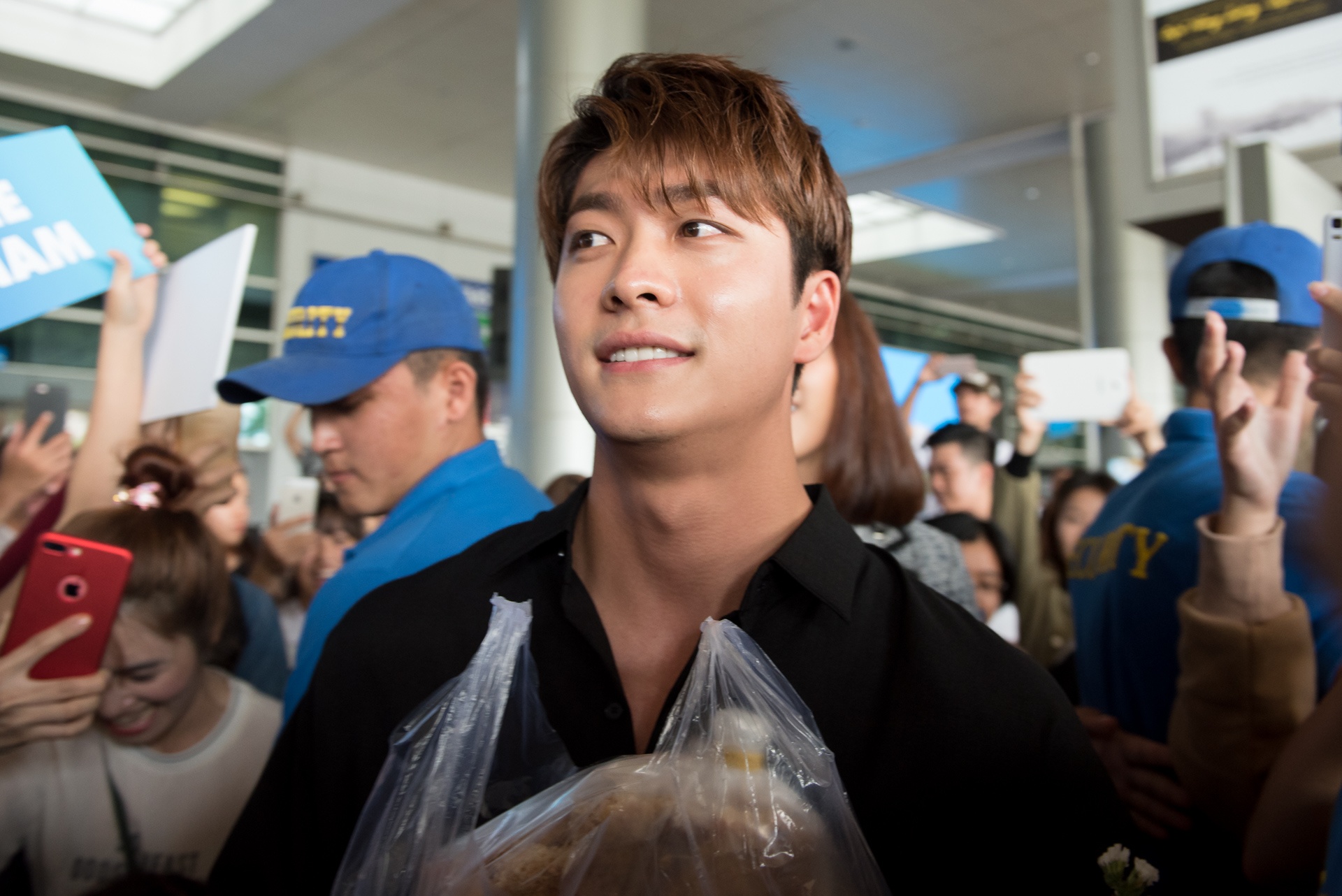 Fan Viet chao don Kang Tae Oh va Go Kyung Pyo o san bay hinh anh