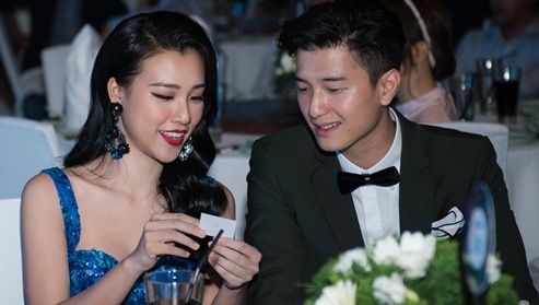 Huynh Anh cuoi guong khi gap nguoi yeu cu o su kien hinh anh