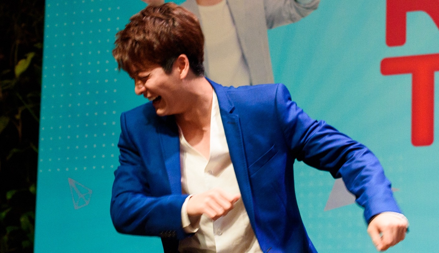 Clip Kang Tae Oh nhay sung tai buoi hop fan hinh anh