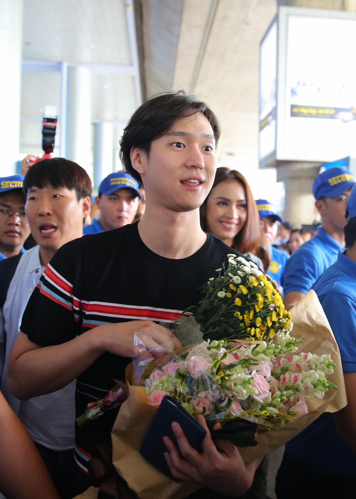 Ái Phương đón hai tài tử Hàn Quốc ở sân bay ảnh 3 Ai Phuong don hai tai tu Han Quoc o san bay anh 3