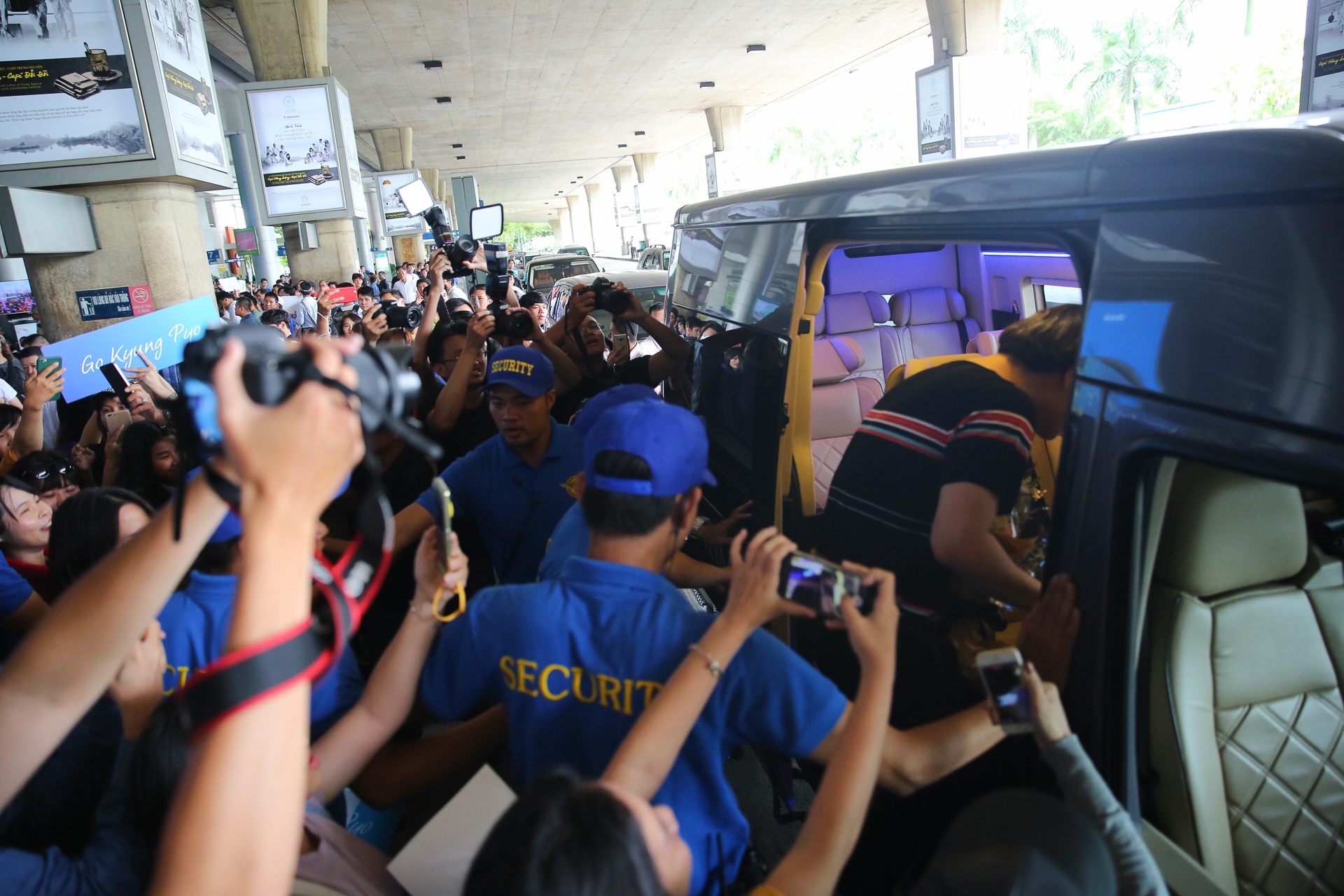 Ái Phương đón hai tài tử Hàn Quốc ở sân bay ảnh 8 Ai Phuong don hai tai tu Han Quoc o san bay anh 8
