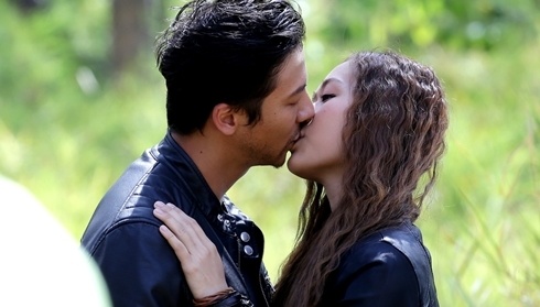 Diep Bao Ngoc chia se ve nu hon that voi Hoang Anh trong phim hinh anh