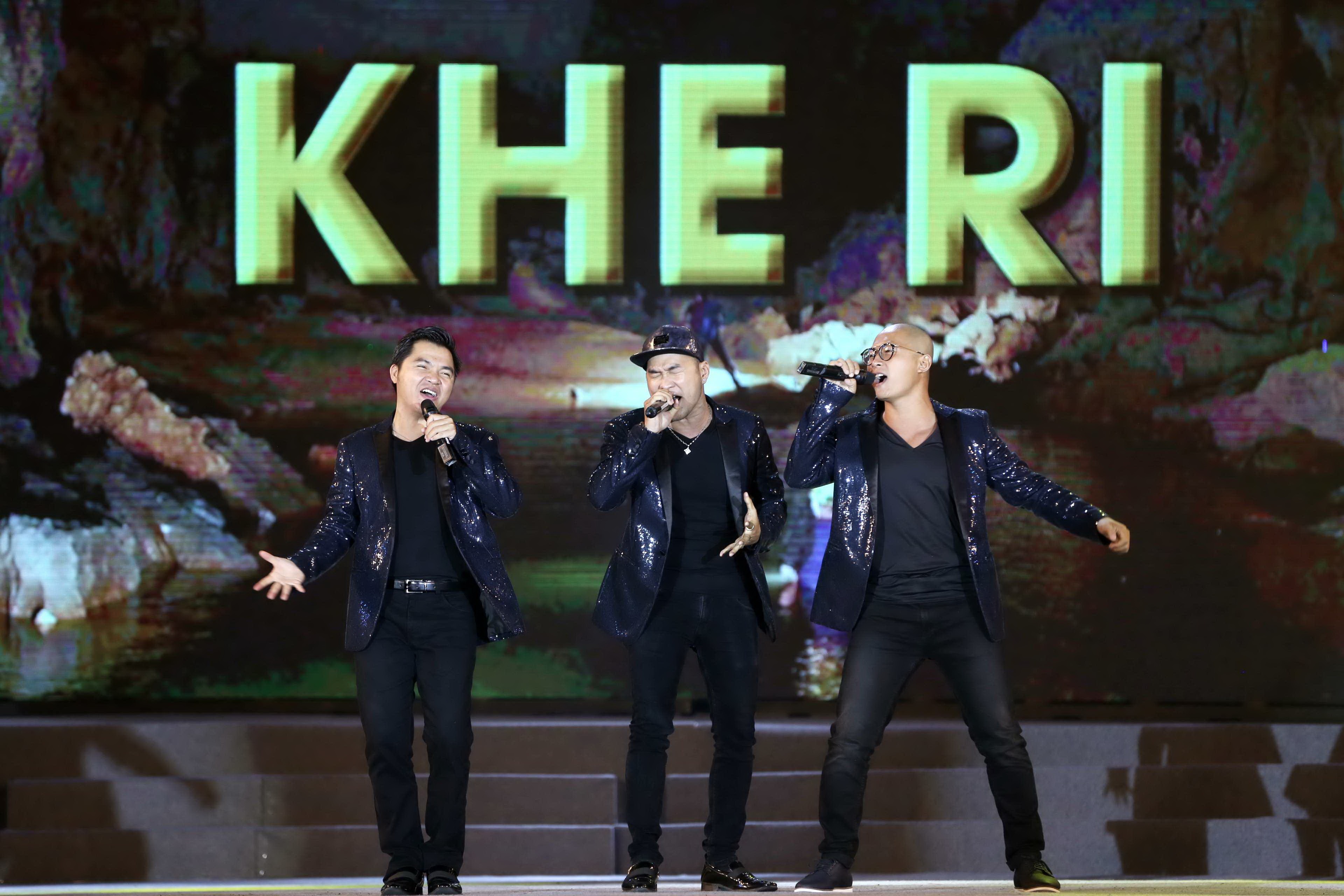 Sao Viet hat mung Son Dong nhan ky luc. anh 6