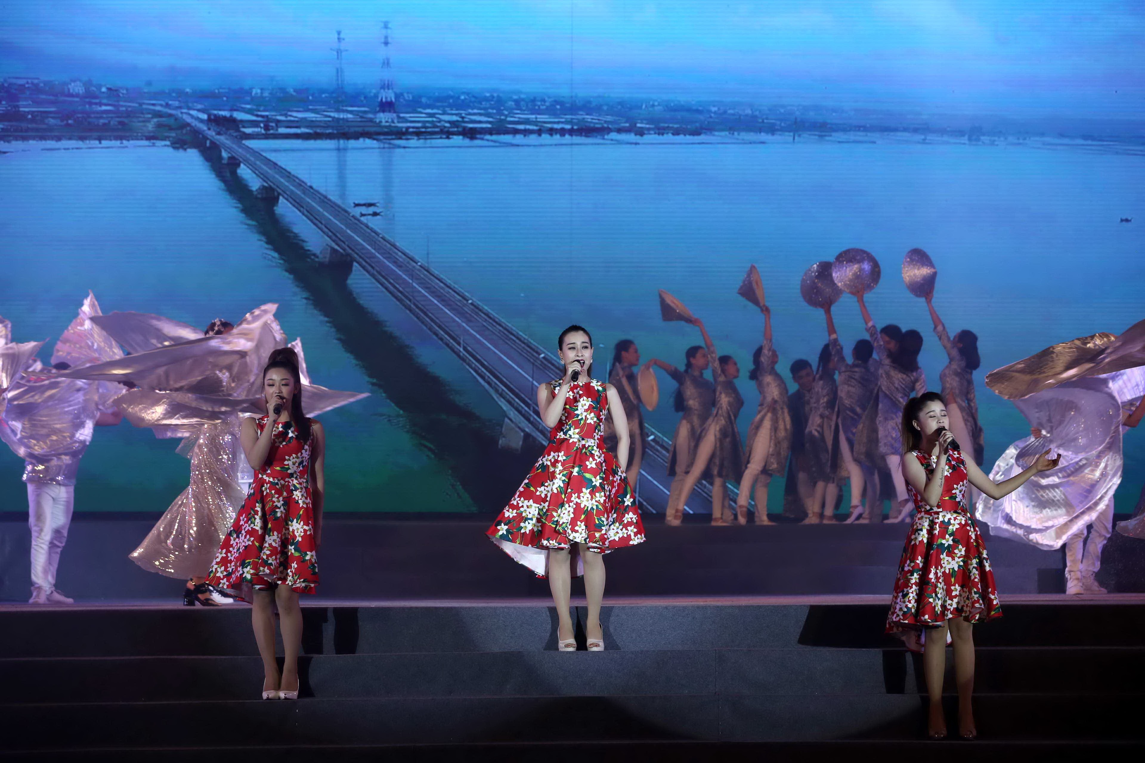 Sao Viet hat mung Son Dong nhan ky luc. anh 7