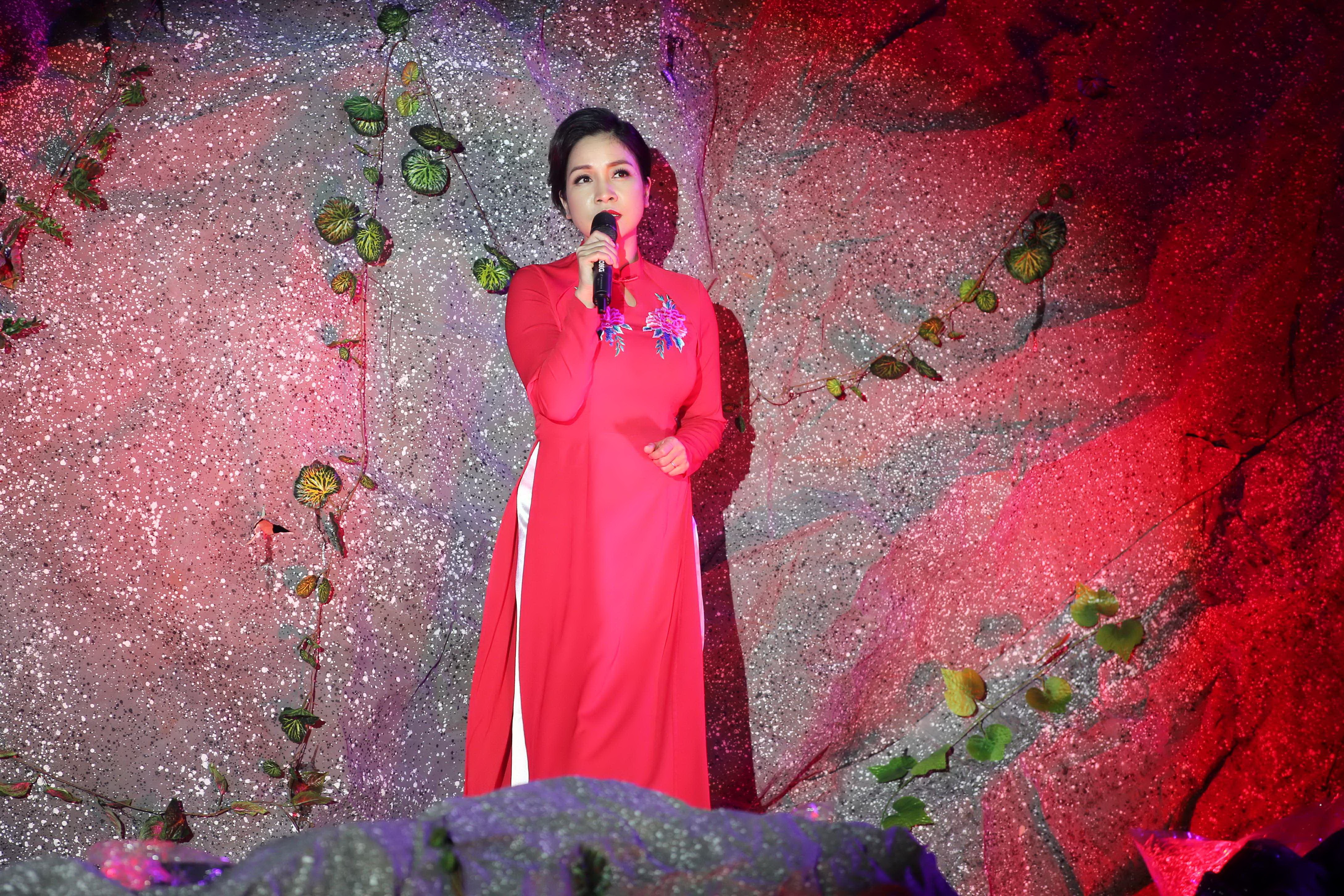 Sao Viet hat mung Son Dong nhan ky luc. anh 2