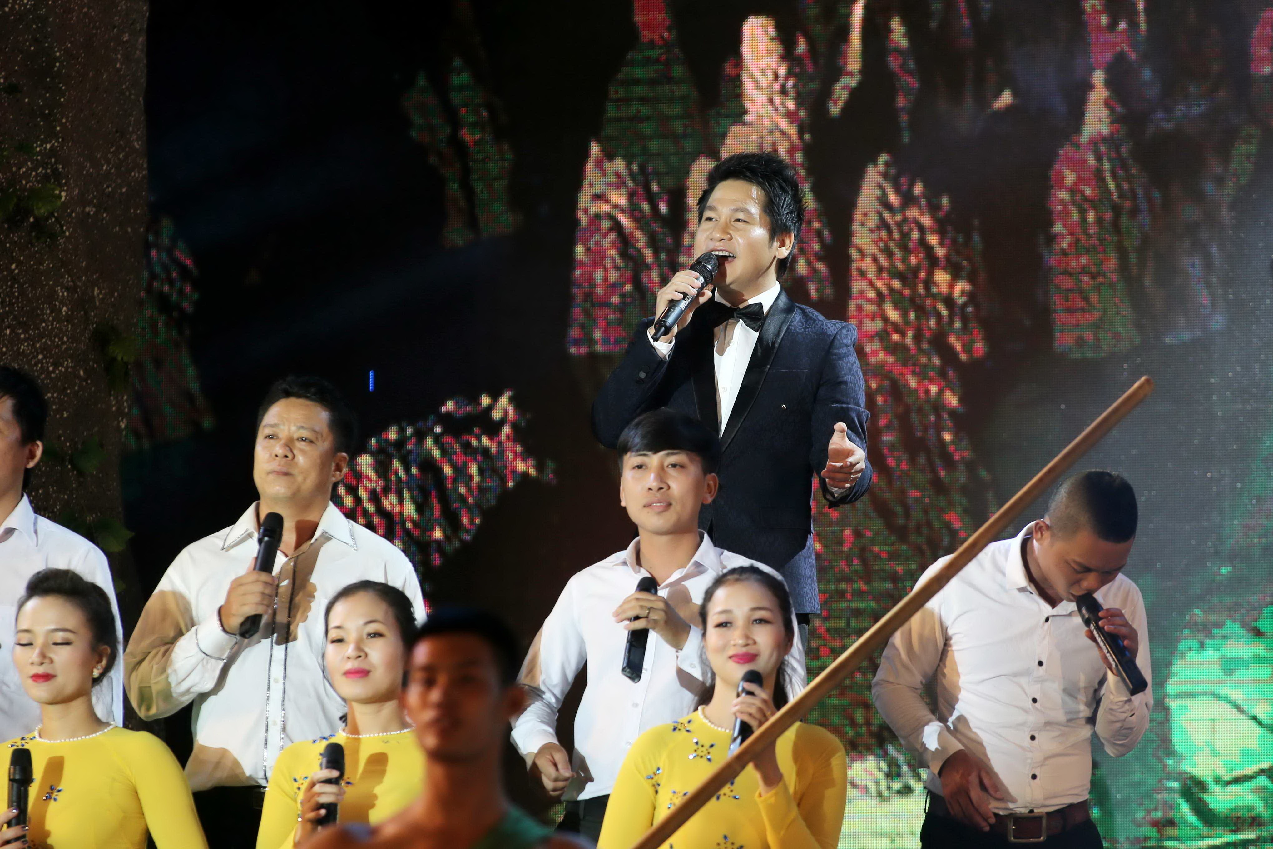 Sao Viet hat mung Son Dong nhan ky luc. anh 3