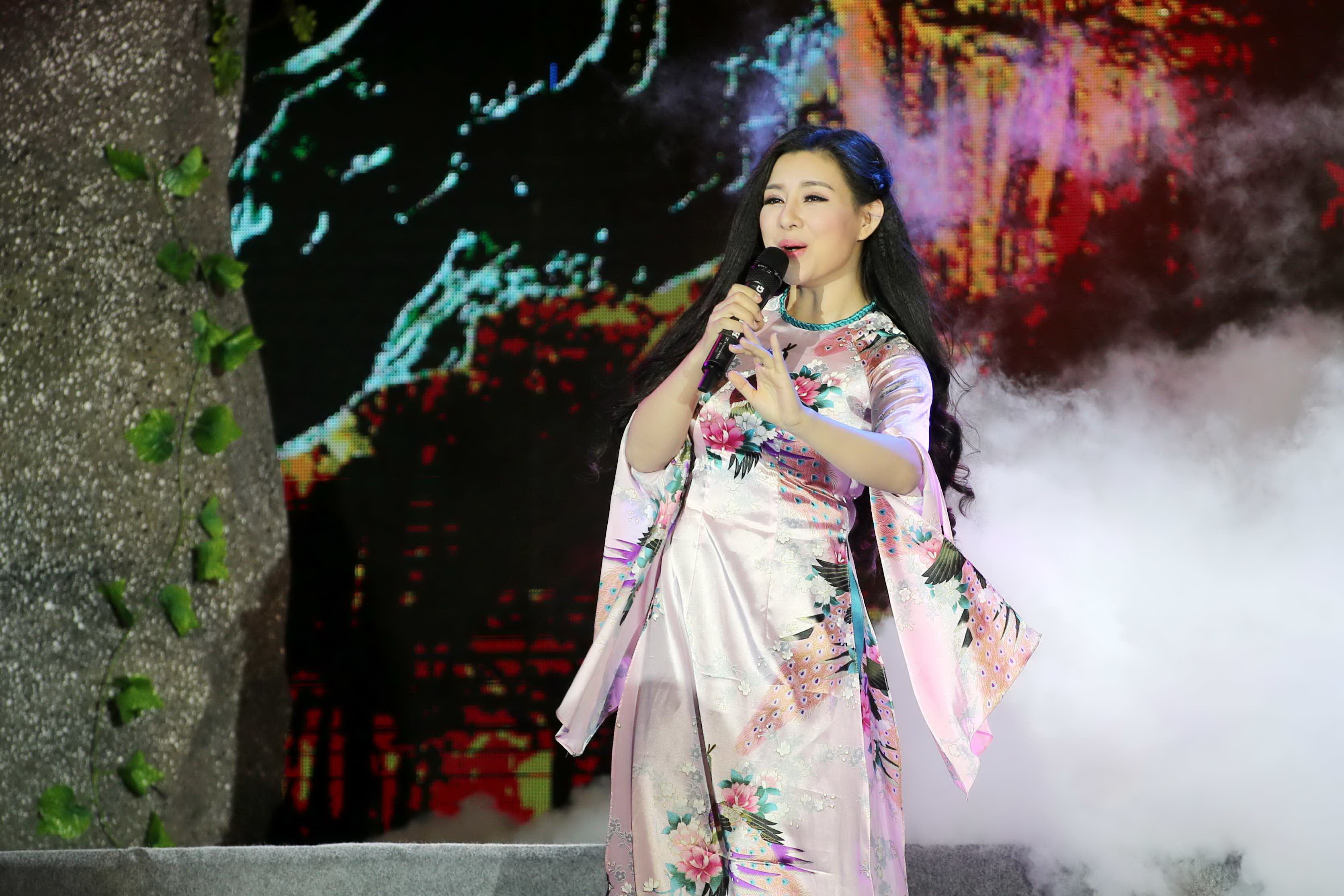 Sao Viet hat mung Son Dong nhan ky luc. anh 8