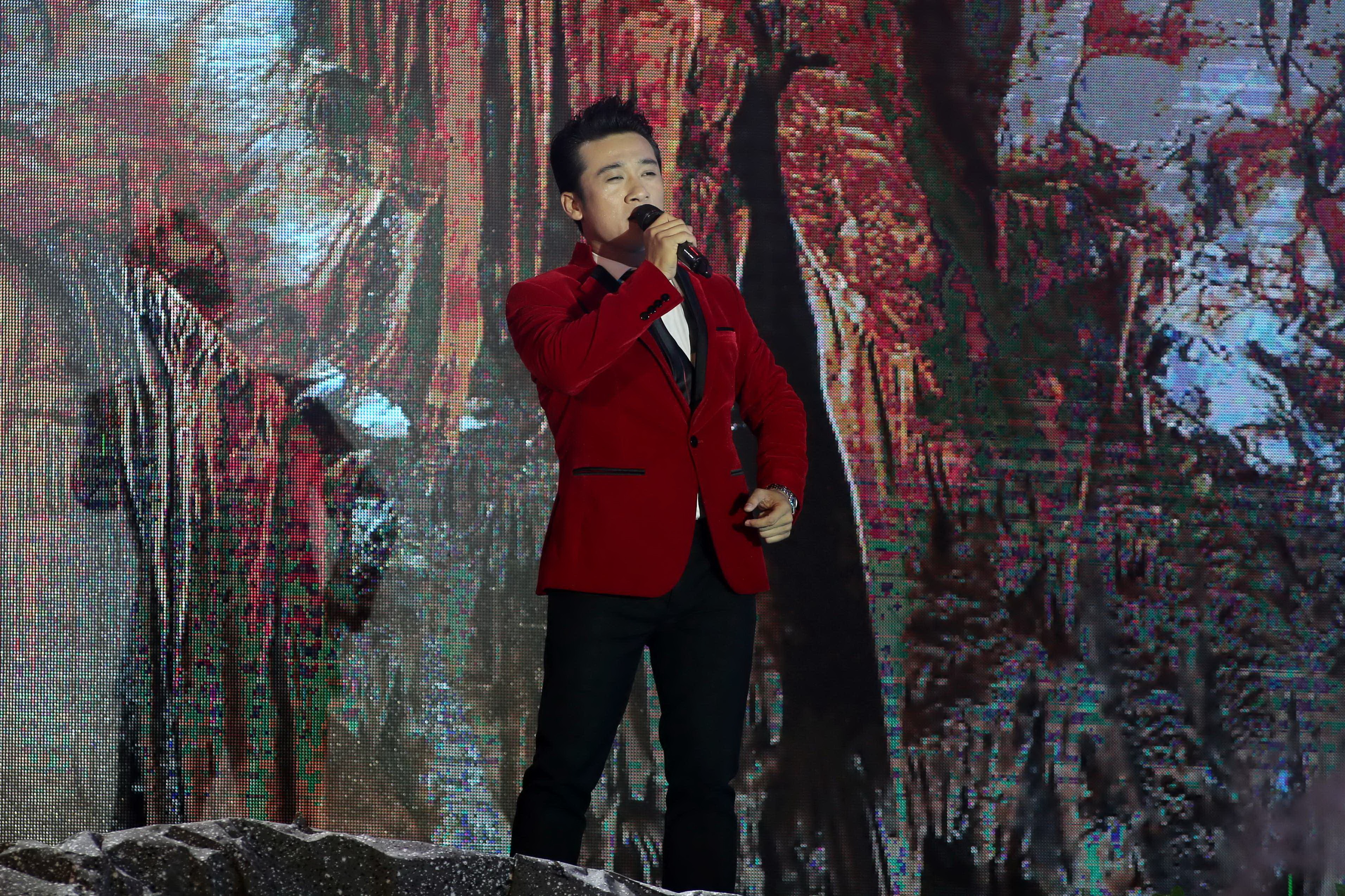 Sao Viet hat mung Son Dong nhan ky luc. anh 9