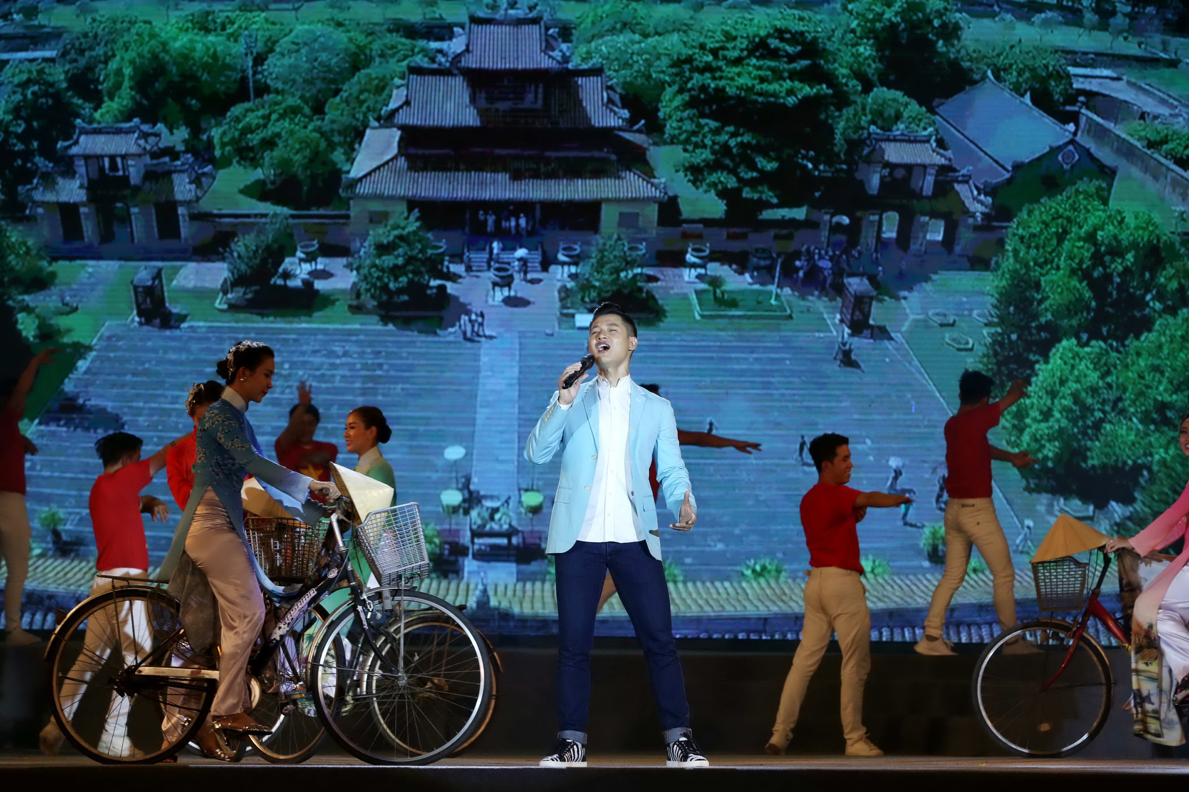 Sao Viet hat mung Son Dong nhan ky luc. anh 5